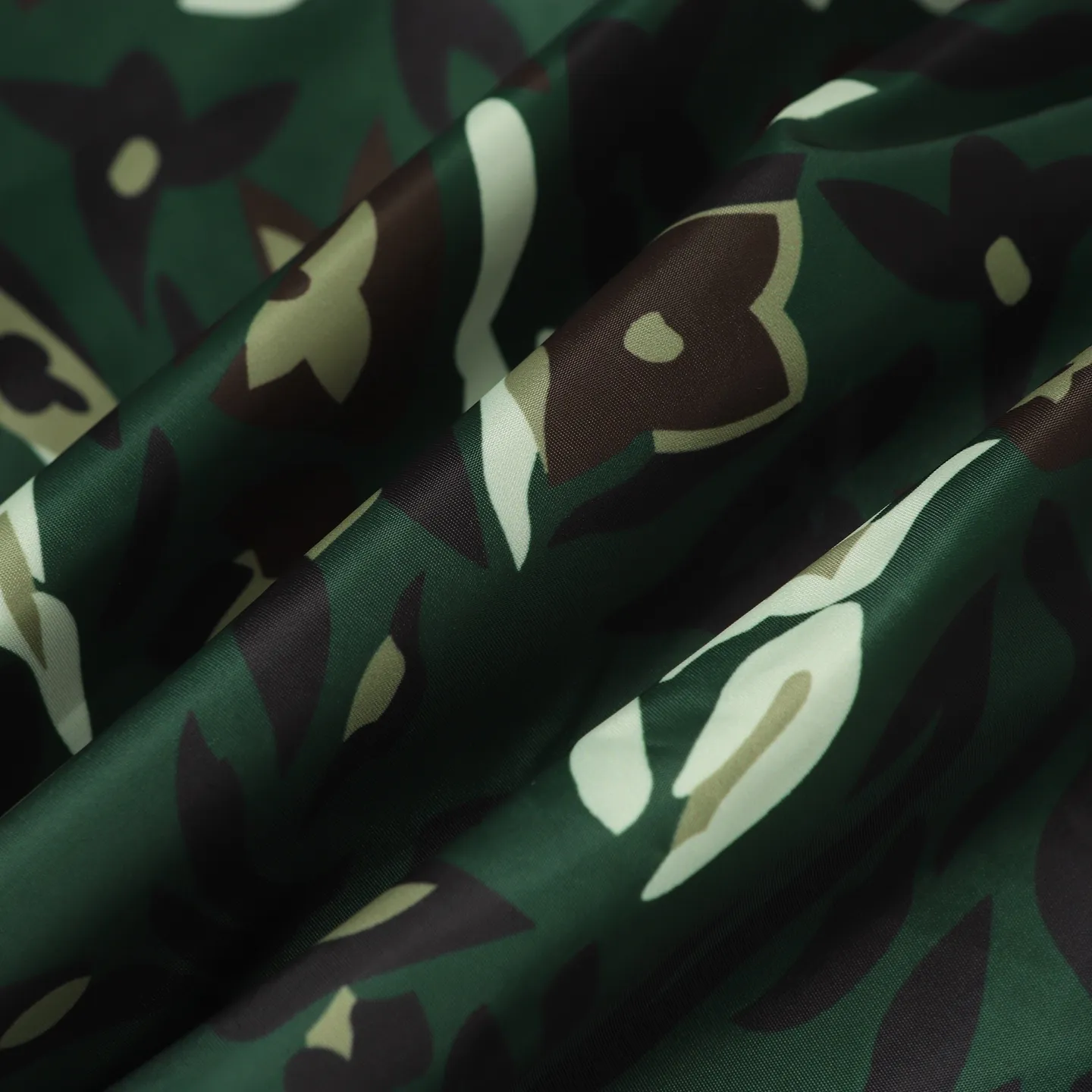 🅿️540 Louis Vuitton/Louis Vuitton camouflage presbyopic double-sided jacket. The original version was purchased for 23,000. It can be worn on both sides and can be switched between the two styles at will. Needless to say, the style is low-key and luxurious. Both sides bring out the 1V classic elements. The loose version makes the upper body casual and comfortable. The solid color side is a soft shell model, the solid color is simple, only the chest is decorated with leather, the inside and outside hardware are all double-sided engraved, and the original version can be customized and dyed. The clothes are of the same color with no color difference, and the labor cost is expensive. The lining is made of silk jacquard fabric, and the classic full-width logo jacquard process requires everything to be woven, and the process cost is extremely high. Size: 46 48 50 52